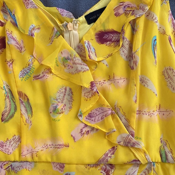 Feather pattern ruffle romper - Picture 2 of 12